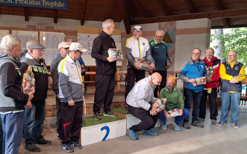 Willi Hettrich (2.v.r.) nahm in Naturns (Italien) am Südtiroler Minigolfherbst teil.