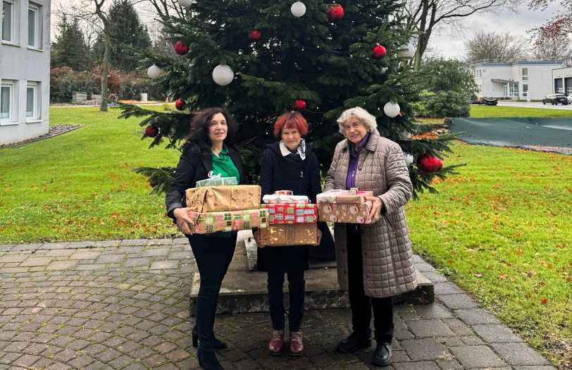Mehr Päckchen als Rosemarie Nowak, Schatzmeisterin des Kinderschutzbunds (Mitte) und Ilse Hock (Vorsitzende Kinderschutzbund, rechts) tragen konnte kamen bei der Weihnachtsaktion der Stadtwerke-Mitarbeitenden zusammen. Überreicht wurden sie von Stadtwerke-Pressesprecherin Angelika Kurzawa (links).