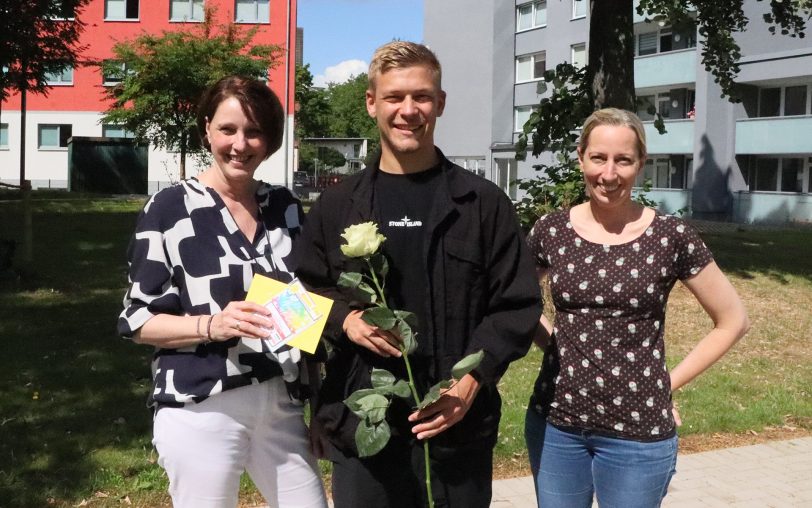Nicole Amann-Lichtleutner (links), Leiterin Fachbereich Schulbetreuung beim Herner Caritasverband, und ihre Kollegin Stephanie Deutsch (rechts) freuen sich mit Maurice Redmer über den erfolgreichen Abschluss seiner Ausbildung.