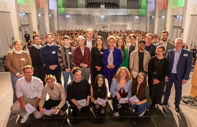 Talente im Mittelpunkt: Bei der Jubiläumsfeier „10 Jahre NRW-Zentrum für Talentförderung“ standen sie gemeinsam mit den Ministerinnen Ina Brandes und Dorothee Feller auf der Bühne der Heilig-Kreuz-Kirche in Gelsenkirchen.