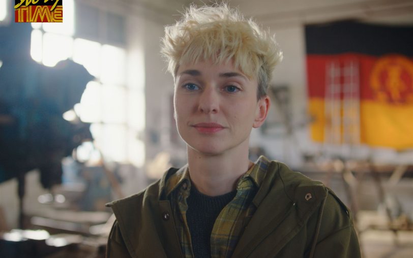 Tine (Hannah Ehrlichmann) hat mit einer Aktivistengruppe Rote Fahnen an den vier Ecken des Berliner Reichstagsgebäudes gehisst und ist nun aufs Land zu ihrem Vater geflüchtet. Dort ist die Zeit zumindest fahnenmäßig noch stehengeblieben.