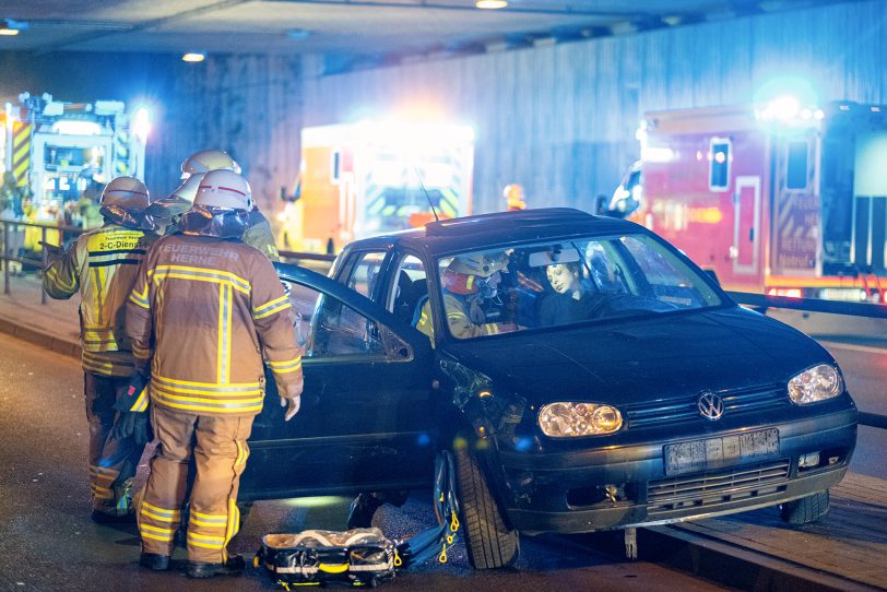 Übung der Feuerwehr in Herne (NW), am Donnerstag (09.06.2022), im Straßentunnel der Dorstener Straße. In dem 109 Metern langen Tunnel, unter den Eisenbahngleisen in Stadtteil Wanne, wurde der Verkehrsunfall mit zwei PKW und drei verletzten Personen realitätsnah inszeniert. Einsatzkräfte der Berufs- und der Freiwilligen Feuerwehr sowie des Rettungsdienstes übten die Befreiung der in den Fahrzeugen eingeschlossenen Personen und deren rettungsdienstliche Versorgung.