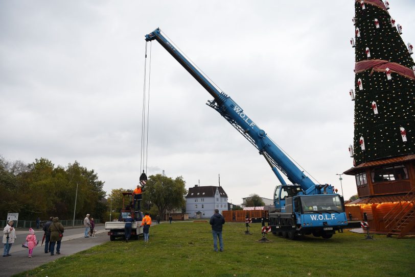 Ein zweiter Autokran unterstützte den Aufbau.