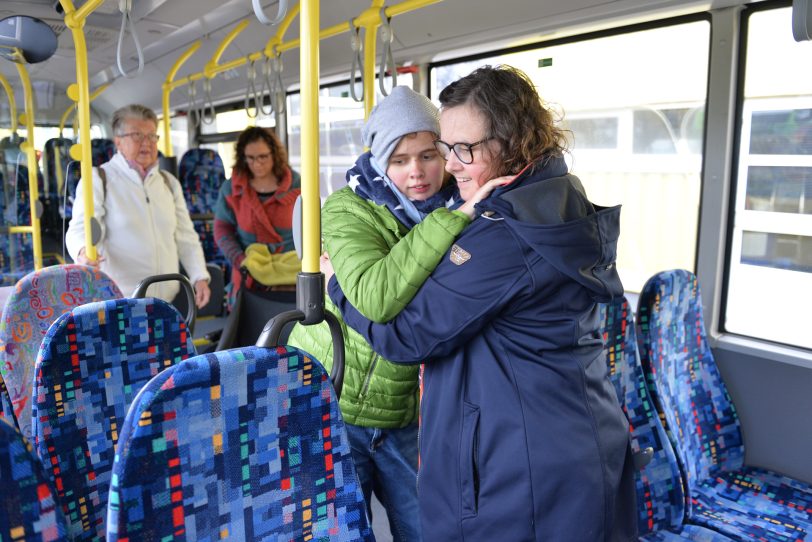 Magdalena Mönigs Herzenswunsch: Noch einmal mit dem Schulbus fahren - Magdalena und Heike Mönig.