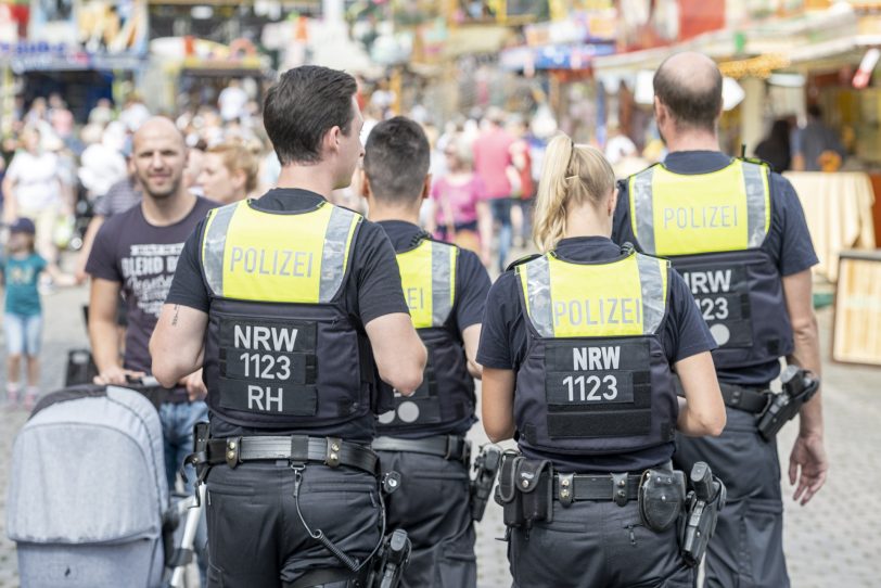 Polizisten gehen Streife auf der Cranger Kirmes.