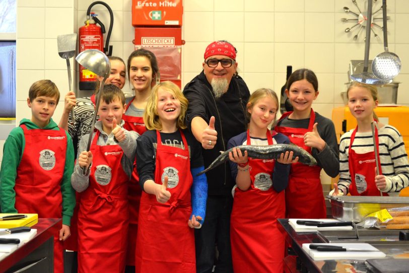 Sternekoch Stefan Marquard kocht an Schulen.