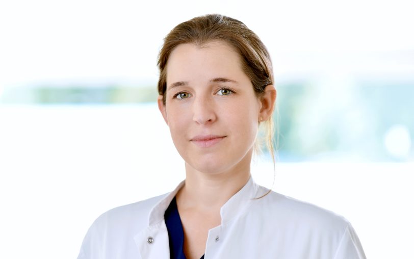 Dr. Marianne Fuchs stellt das neue OP-Verfahren bei Reflux vor.