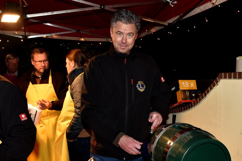 Der Präsident Lions Wanne-Eickel Andreas Meise - grillen im Weihnachtsdorf.