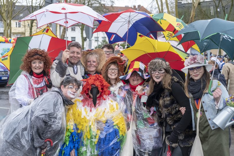 Der Karnevalsumzug am Rosenmontag (04.03.2019) in Herne (NW). Der Umzug startete pünktlich um 12 Uhr vom Kurt-Edelhagen-Platz in Sodingen in Richtung Innenstadt. Trotz der Unwetterwarnung des DWD hatten sich die HeKaGe und das Ordnungsamt entschieden, den Zug rollen zu lassen. Kurz nach dem Start setzte ein heftiger Schauer ein, der Teilnehmer und Zuschauer ordentlich durchweichte.