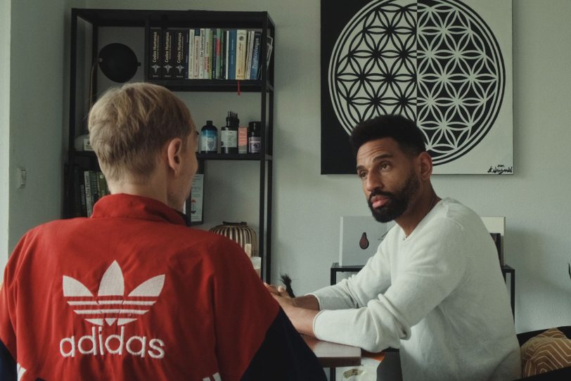 David alias Mister Raw alias Doctor Raw gibt sich als Therapeut aus, um psychisch labile junge Menschen wie Timo (l.) als billige Arbeitskraft ausbeuten zu können.