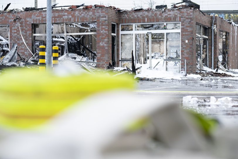 Durch einen Brand wurde am Samstagmorgen (31.01.2021) der Netto-Markt an der Berliner Straße in Herne (NW) komplett zerstört. Kräfte der Berufs- und der Freiwilligen Feuerwehr wurden bei den Löscharbeiten durch das THW unterstützt. Die Polizei ermittelt wegen des Verdachts auf Brandstiftung.