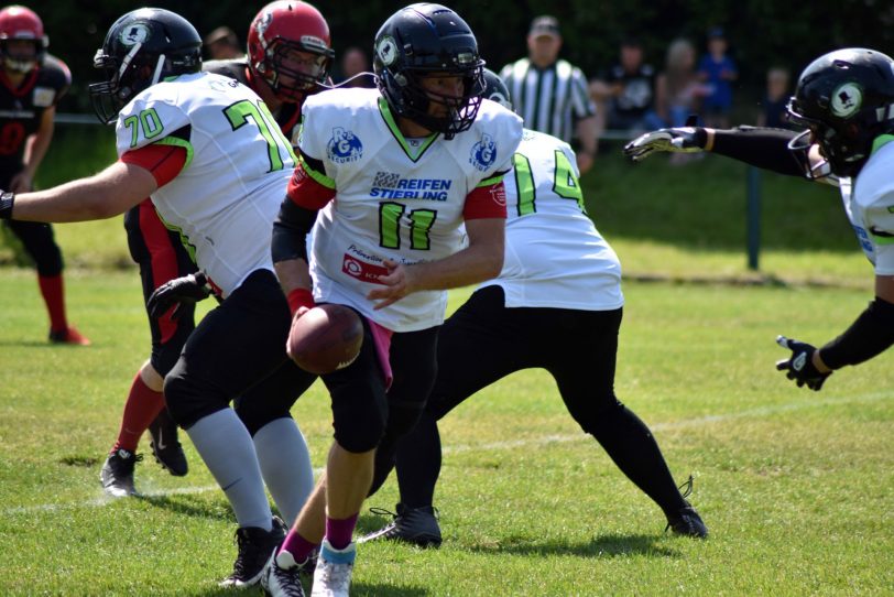 Quarterback und Trainer Kai-Uwe Weitz kurz vor der Ballübergabe: Die Black Barons ziehen bald ins Horststadion.