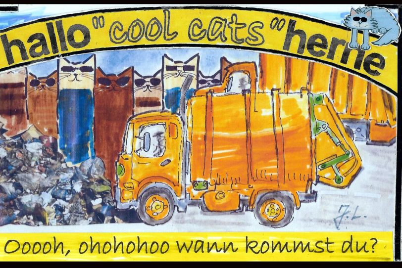 Nach dem unerwarteten Wintereinbruch blieb der Müll hinter hohen Schneedünen liegen.