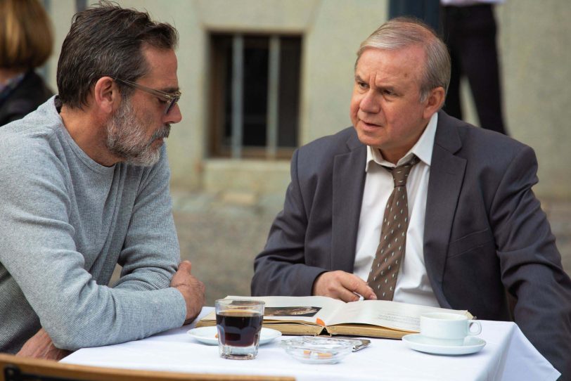 The Postcard Killings: v.r. Inspektor Bublitz (Joachim Król) erklärt Jacob (Jeffrey Dean Morgan) seine Theorie der mysteriös drapierten Mordopfer.