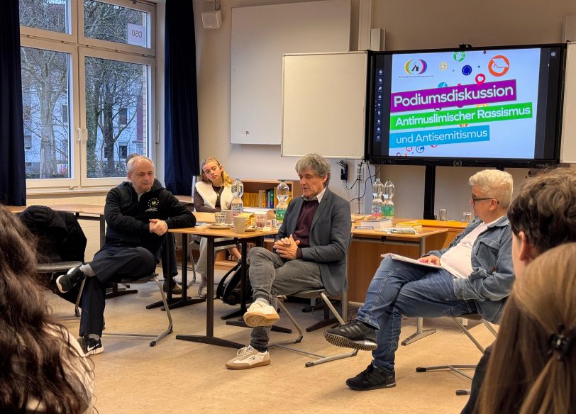 Tuncay Nazik bei einer Podiumsdiskussion mit Schülern: „Nie wieder heißt nie wieder?!“