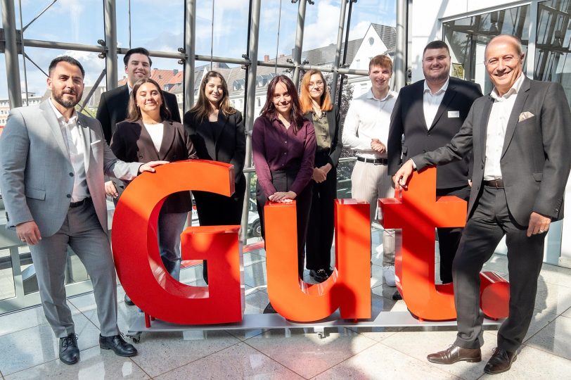 Sieben neue Auszubildene bei der Herner Sparkasse in 2025. v.l. Salvatore Bulla (Ausbildungsleiter), Nils Schulte, Alena Zulfic, Evin Korkmaz, Nilay Paplewski, Anna Schröder, Marcel Lopatta, Mika Lepper mit dem Vorstandsvorsitzenden Antonio Blanquez.