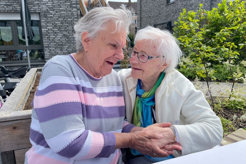 Helga (88) und Ursula (93) leben seit 2023 in einer der beiden Demenz-Wohngemeinschaften des Wohnparks. Vor dem Einzug kannten sie sich nicht, jetzt sind sie gute Freundinnen.