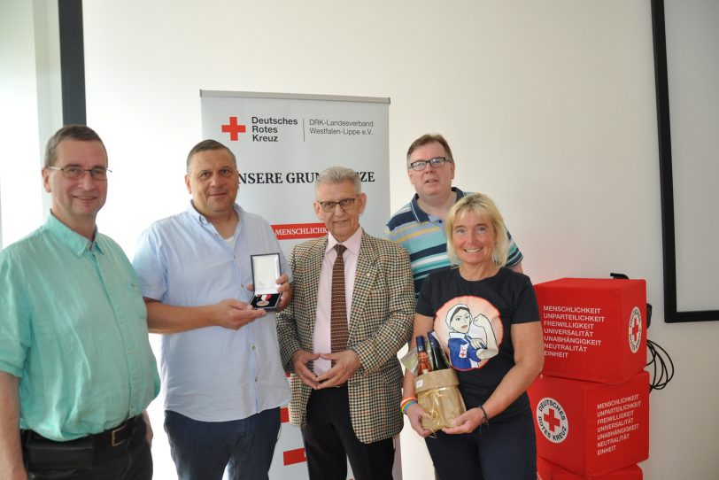 Der stv. Kreisrotkreuzleiter KV Recklinghausen Thomas Teufert wurde mit der Verdienstmedaille des Landesverbandes ausgezeichnet: (von links) Landesarzt Dr. Uwe Devrient, Thomas Teufert, Präsident Dr. Fritz Baur, Landesrotkreuzleiter Thorsten Junker, Landesrotkreuzleiterin Tanja Knopp