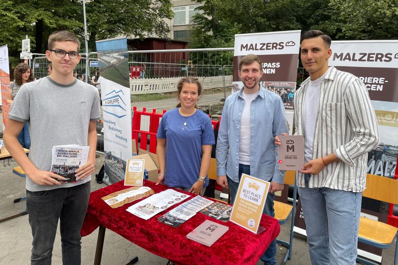 Infos am Stand von Malzers: (v.li.) Schüler Lennart Böhnke und drei Malzers-Azubis Laticia Baumgardt, Robin Geurds und Nikola Pavkovic.