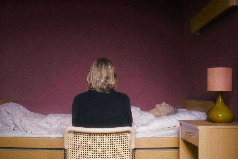 'Zum Tod meiner Mutter' - Tochter Juliane Schubert (Birte Schnöink, vorn) am Krankenbett ihrer Mutter Kerstin (Elsie de Brauw).