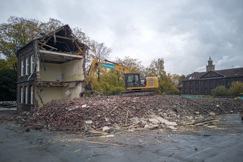 Abbruch der ehemaligen Grundschule am Berliner Platz in Herne (NW) am Dienstag (05.11.2019).