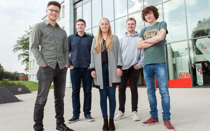 v.l. Abdullah Aydemir (Elektroniker), Alexander Warnke (Industriekaufmann), Alina Reuber (Industriekauffrau), Benedikt Stadler (Kfz-Mechatroniker), Tristan Schön (Elektroniker).