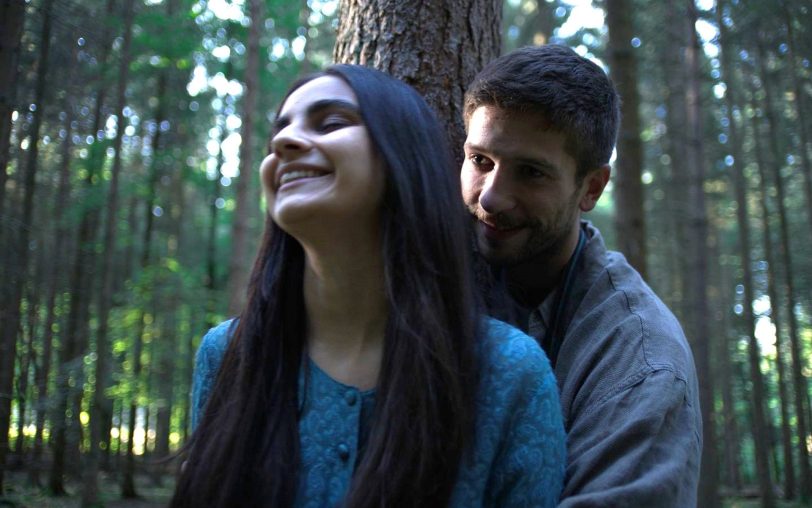 Elaha (Bayan Layla) mit ihrem heimlichen Geliebten Yusuf (Slavko Popadić) im Wald.