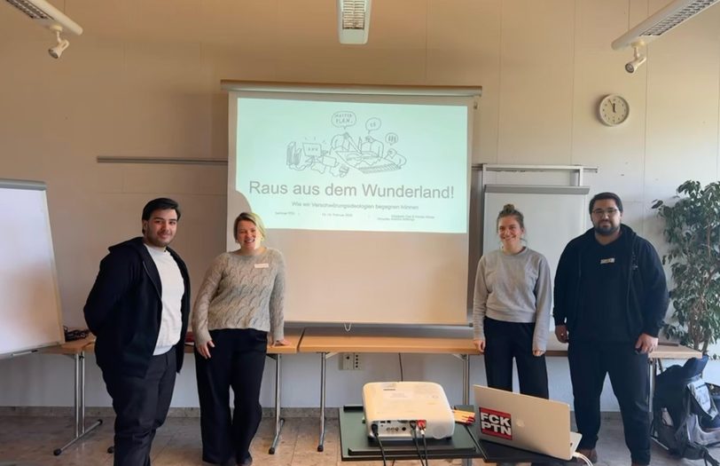 Ozan Inam (4.l.) und Mehmet Akif Akyildiz (1.l.) von der Muslimischen Jugend Röhlinghausen nahmen am Bildungsseminar der Friedrich-Ebert-Stiftung zum Thema Verschwörungsideologien teil.