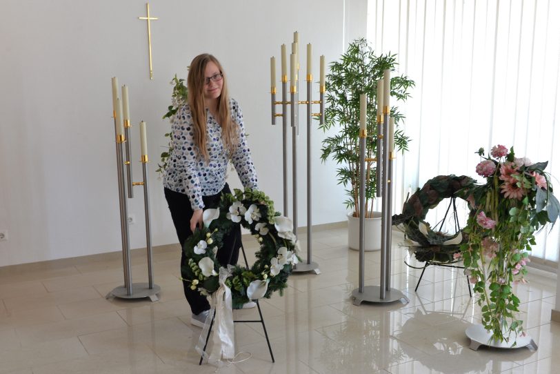 Bestattungshaus Strunk in Holsterhausen: Viktoria Strunk in der Trauerhalle.