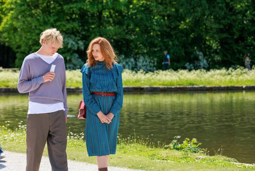 Joachim (Bruno Alexander) kann nicht immer so entspannt mit seiner Mutter Iris (Laura Tonke) plaudern. Foto: Frédéric Batier / Warner Bros.