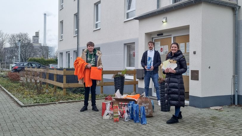 Übergabe von Geschenken und Weihnachtspost am Seniorenhaus Crange: (v.li.) Leopold Weitz vom KiJuPa, Niklas Knebel (Leiter Sozialer Dienst) und Victoria Apel (Geschäftsführerin KiJuPa).