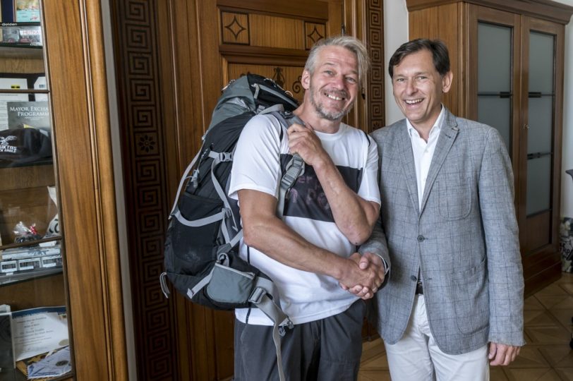 Ralf Tillmann wanderte von Berlin nach Herne - hier beim Besuch im Rathaus.