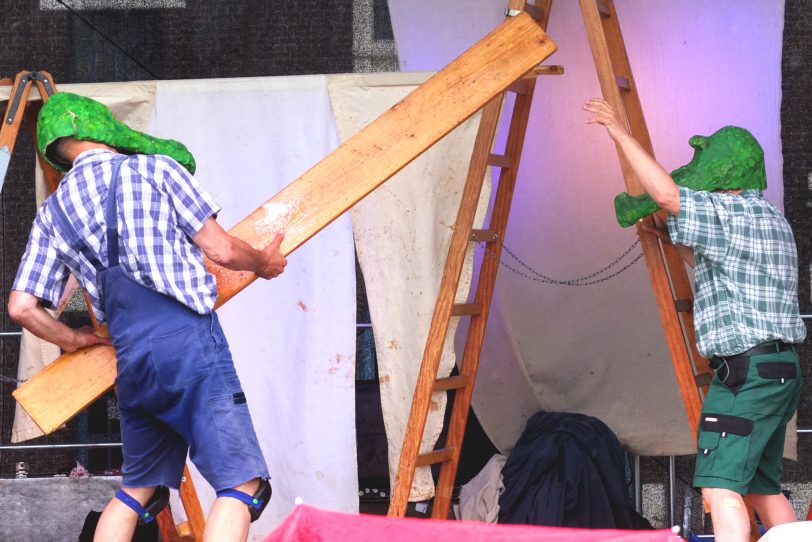 Das Wetter spielte nicht mit bei der ersten OpenAir-Veranstaltungen vor den Flottmannhallen nach der coronabedingten Schließung. im Bild:  Das Kindertheater Pappmobil mit dem Stück Drachen auf Baustelle Süd.