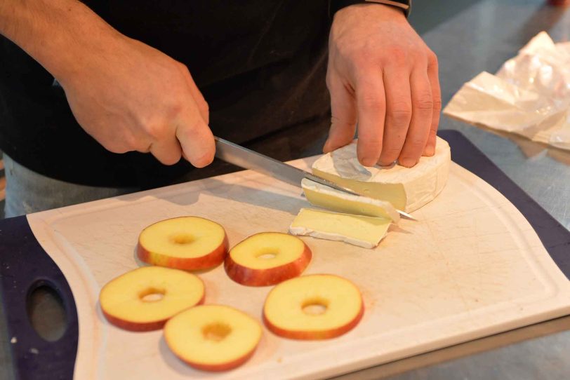 Apfelscheiben und Brie für den Weihnachts-Burger.