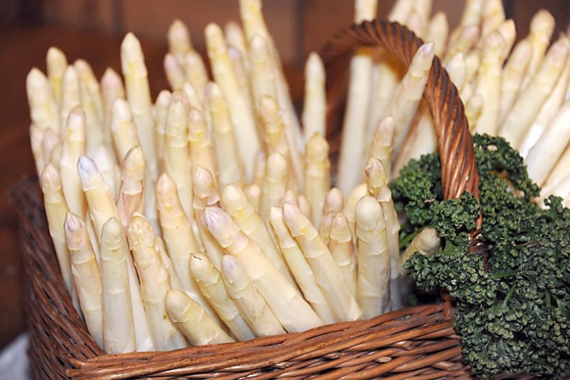 Die AWO Herne lädt zum Spargelmenü mit Sauce Hollandaise, Salzkartoffeln, Schinken und Schweineschnitzel ein (Symbolbild).