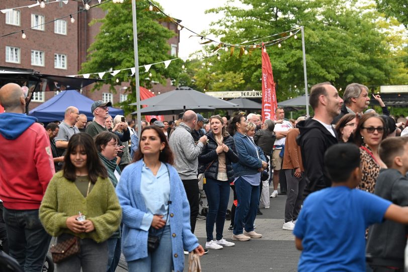 Feierende Besucher der Wanner Mondnächte