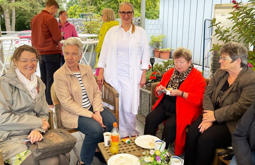 Willkommen beim Tag der offenen Tür: Dr. Barbara Lubenow, Leitende Ärztin der Palliativstation im EvK Herne, begrüßt die Gäste auf der Terrasse.
