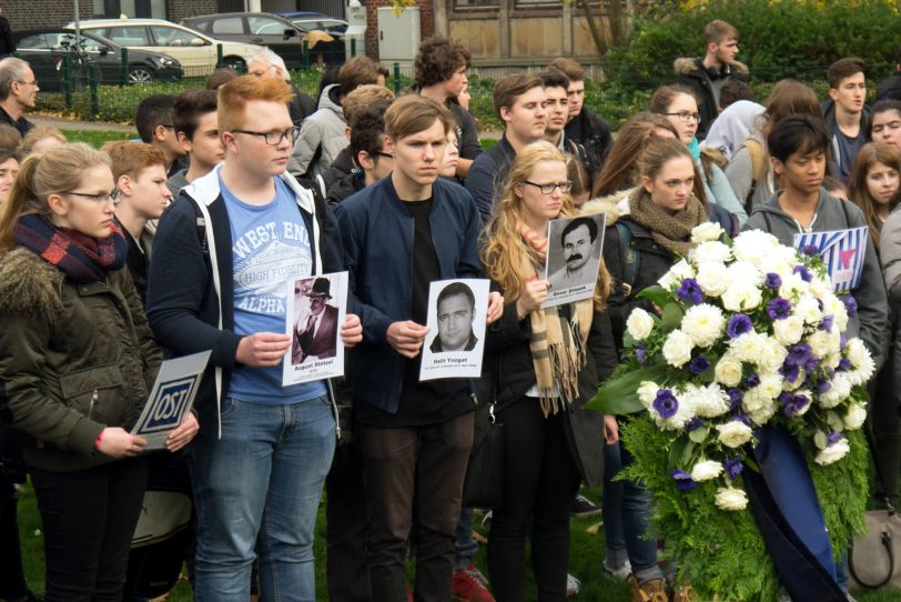 Schüler erinnern an die Opfer.