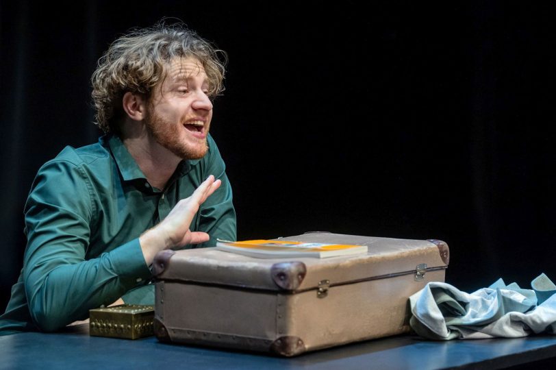 Kommt mit wenig Requisiten aus: Mario Rolf Brutschin schlüpft in mehr als ein Dutzend Rollen und sorgt mit Extempores für beste Stimmung im Publikum.