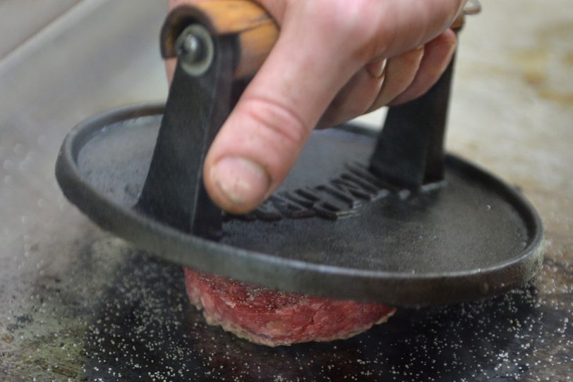 Burger-Smasher für den Weihnachts-Burger.