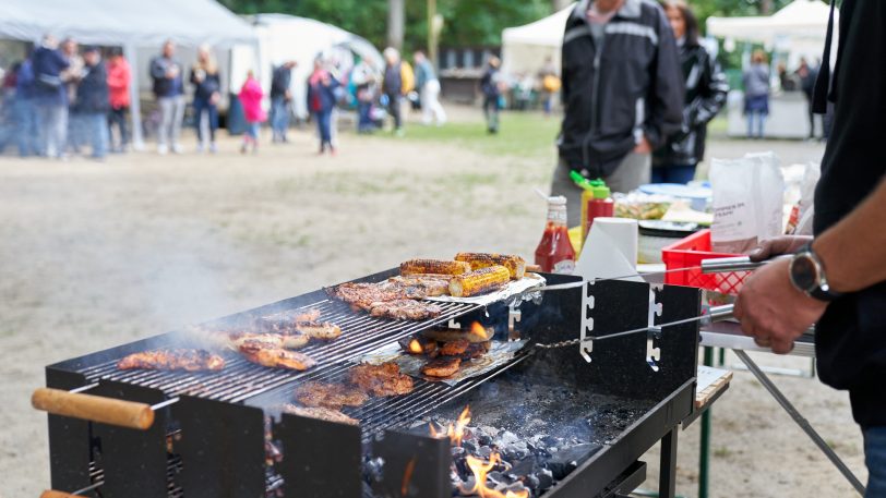 Bei der Grünen Oase gibt es auch Leckeres vom Grill (Symbolbild).