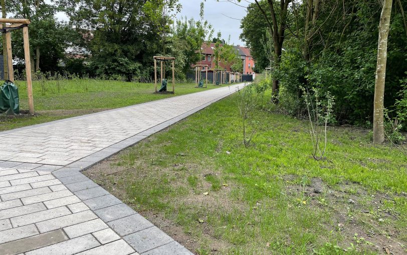 Der neue Quartierpark Klosterstraße wurde fertiggestellt. Der neue Weg mit Blick zur Bielefelder Straße.