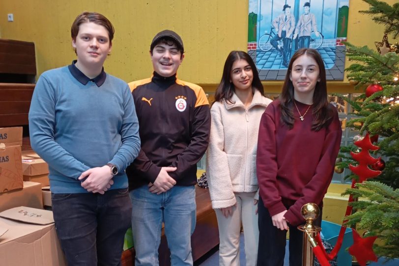 v.l. Alexander Moser (Schülersprecher, 9c), Esad Demiral (9c), Meerab Shahid (9c), Zümra Kocyigit (Schülersprecherin, 9c)