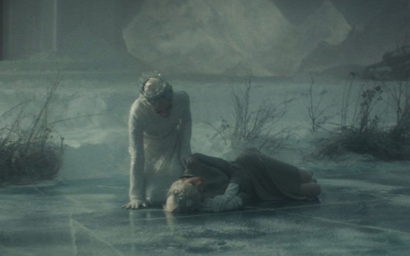 Film im Film: Der Schauspielstar Cristina van den Berg (Marion Cotillard) als Schneekönigin beugt sich über Jeanne (Clara Pacini, re.), die kurzfristig für Cloé eingesprungen ist.