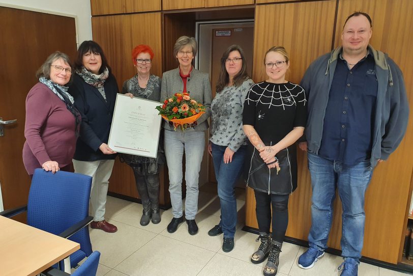 vhs-Leiterin Heike Bandholz (li) mit ihrem Team stellte sich dem Qualitätsmanagement.