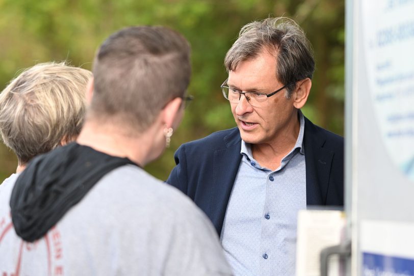Oberbürgermeister Dr. Frank Dudda im Gespräch mit Besuchern