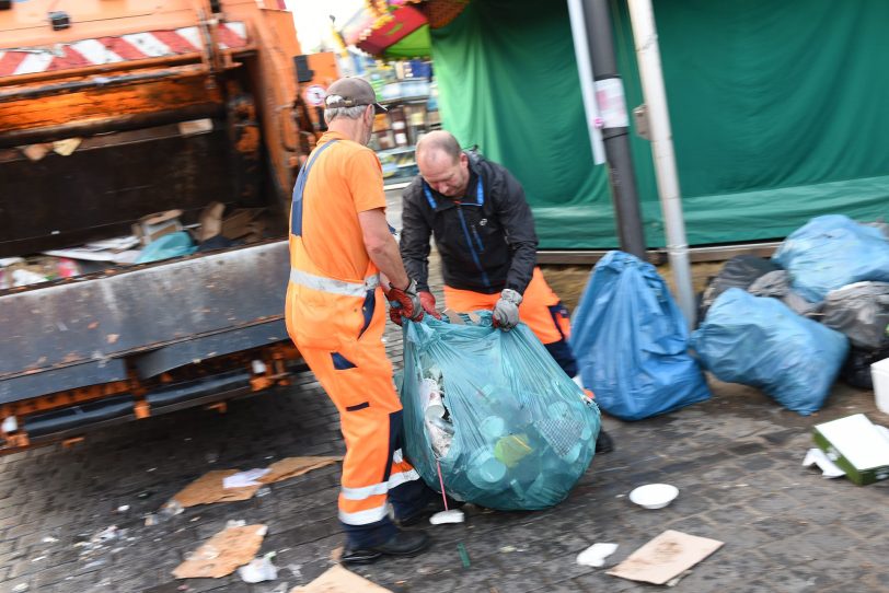 Heinz Frigin und Tim-Oliver Gross laden einen gerissenen Müllsack ein.