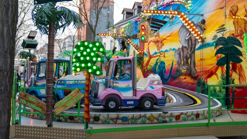 Eindrücke vom Donnerstag (7.3.2024), Eröffnungstag der City-Kirmes Herne in der Innenstadt, zwischen City-Center und Robert-Brauner-Platz.