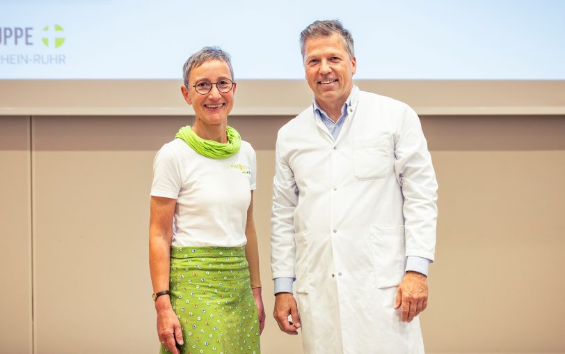 Prof. Dr. Clemens Tempfer (re.), Direktor der Klinik für Frauenheilkunde und Geburtshilfe des Marien Hospital Herne und Gisela Schwesig, Landesvorsitzende Frauenselbsthilfe Krebs, informierten umfassend zur Unterstützung bei gynäkologischen Krebserkrankungen.