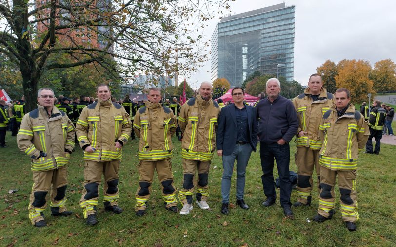 Alexander Vogt (SPD, 4.v.r.) war bei der Demo der Feuerwehrleute dabei, die gegen die Anhebung der Altersgrenze auf 62 Jahre demonstrierten.